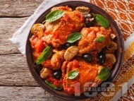 Рецепта Задушени пилешки бутчета с домати, гъби, маслини, чесън и чушки
